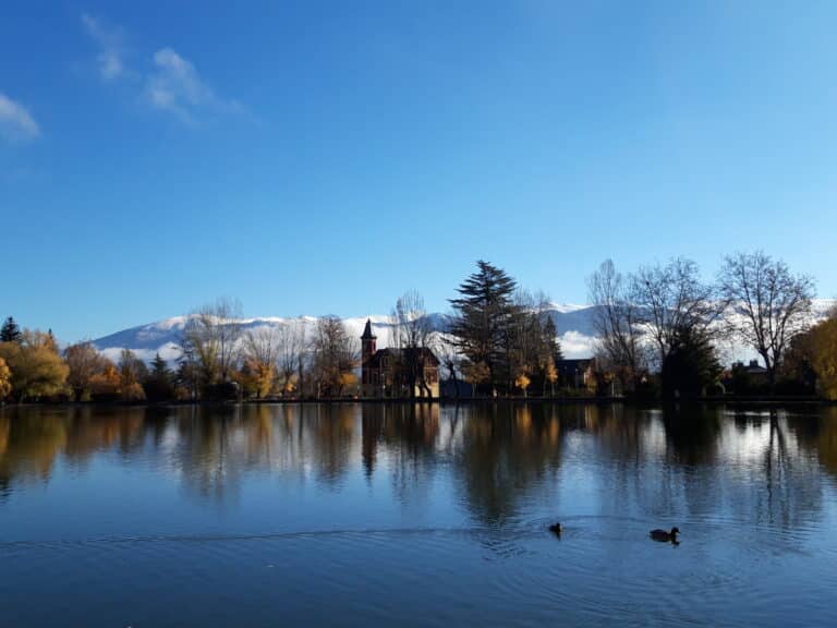 Cerdanya im Wohnmobil. Landschaft des Puigcerdà-Sees