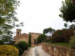 Leia mais sobre o artigo Torre de Claramunt, em Anoia, um município sob um imponente castelo medieval, sítios pré-históricos e cabanas de pedra