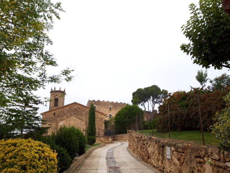 Torre de Claramunt, en el Anoia, un municipio bajo un imponente castillo medieval, yacimientos prehistoricos y cabañas de piedra
