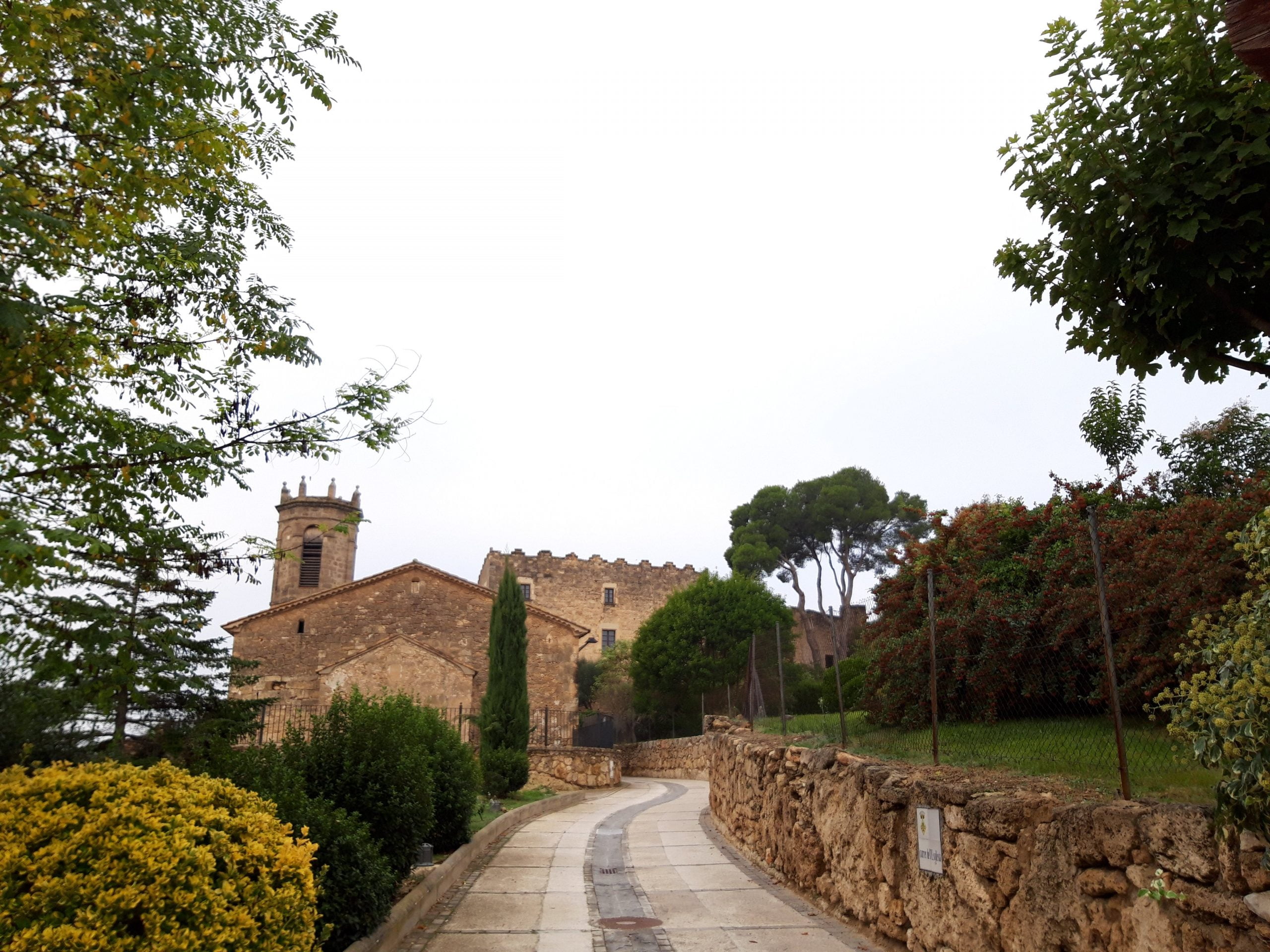 Lesen Sie mehr über den Artikel Torre de Claramunt, in Anoia, einer Gemeinde unter einer imposanten mittelalterlichen Burg, prähistorischen Stätten und Steinhütten