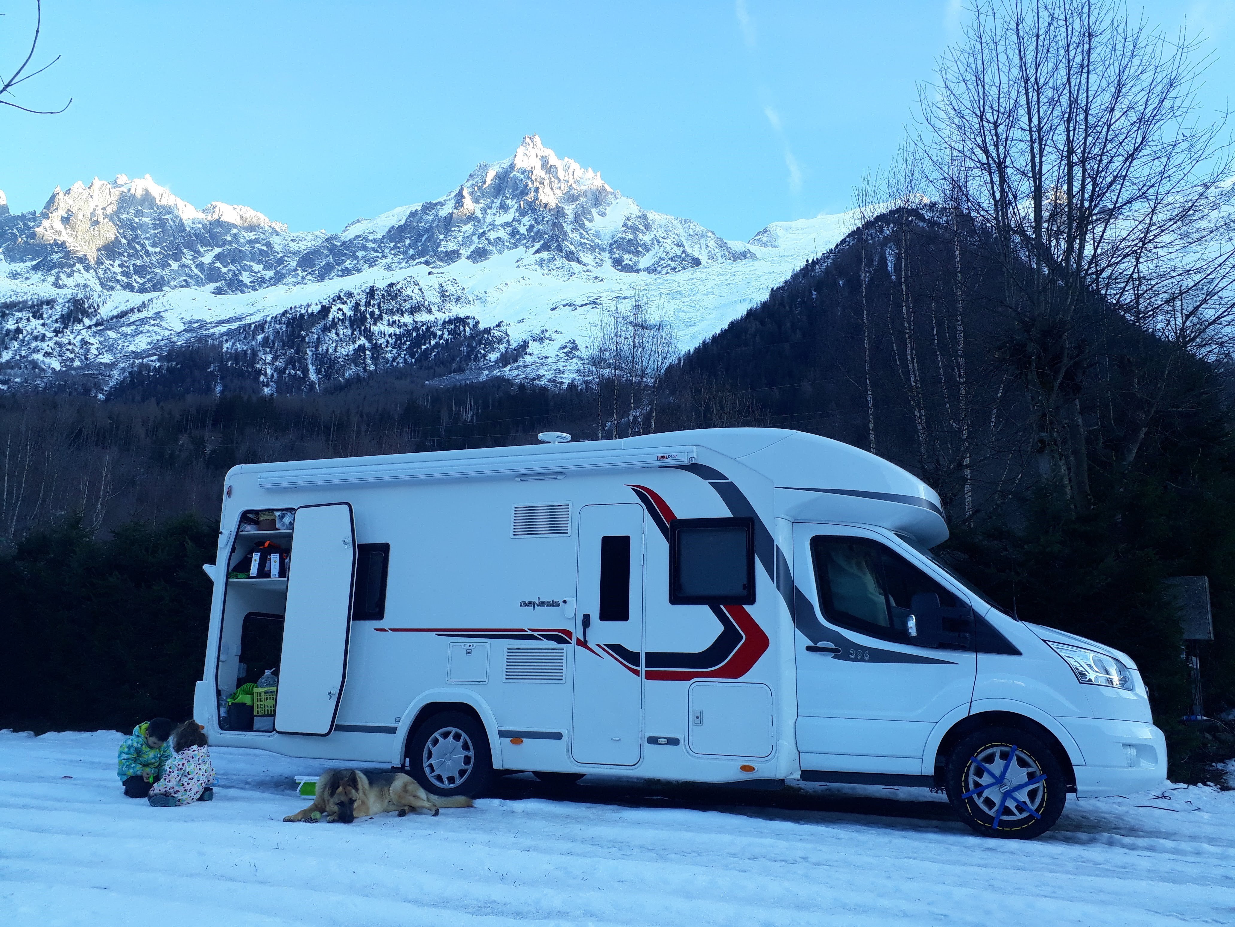 Nella neve in un camper