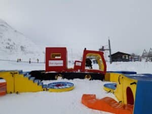 Lesen Sie mehr über den Artikel Portè-Puymorens, Skifahren lernen mit Kindern auf freien Pisten in den Pyrenäen, diese mit Rodel und Chiquipark inklusive!