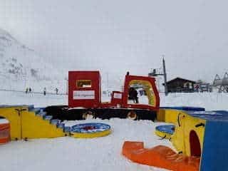 En ce moment vous voyez Portè-Puymorens, apprendre à skier avec des enfants sur des pistes gratuites dans les Pyrénées, celle-ci avec piste de luge et chiquipark inclus !