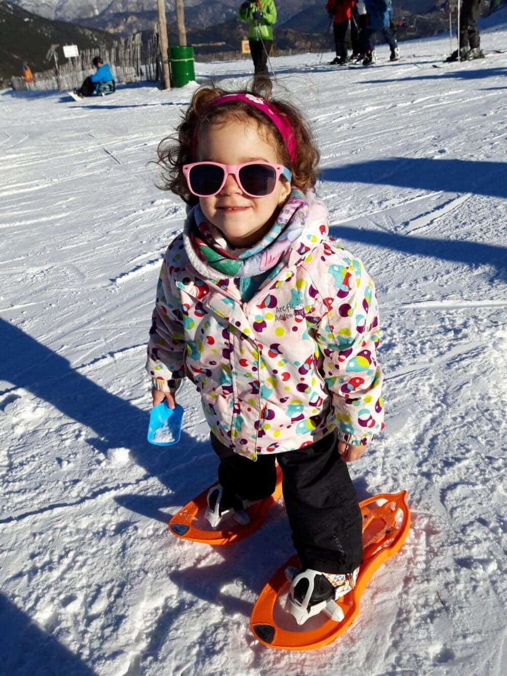 En este momento estás viendo 1 propuesta de ruta y 10 consejos para iniciarse a las raquetas de nieve con niños