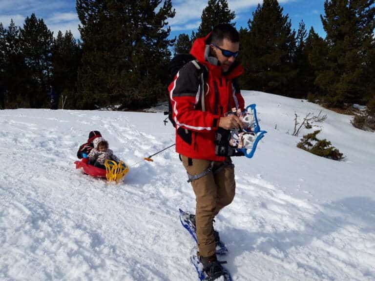 Un trineo + un arnés + un super papa o mama = una ruta de raquetas de nieve con peques