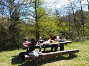 Zona de picnic al lado del río a mitad de camino del Carrilet