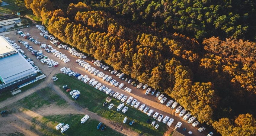 En este momento estás viendo El encuentro del otoño entre autocaravanas y campers: la Fira de la Ratafia