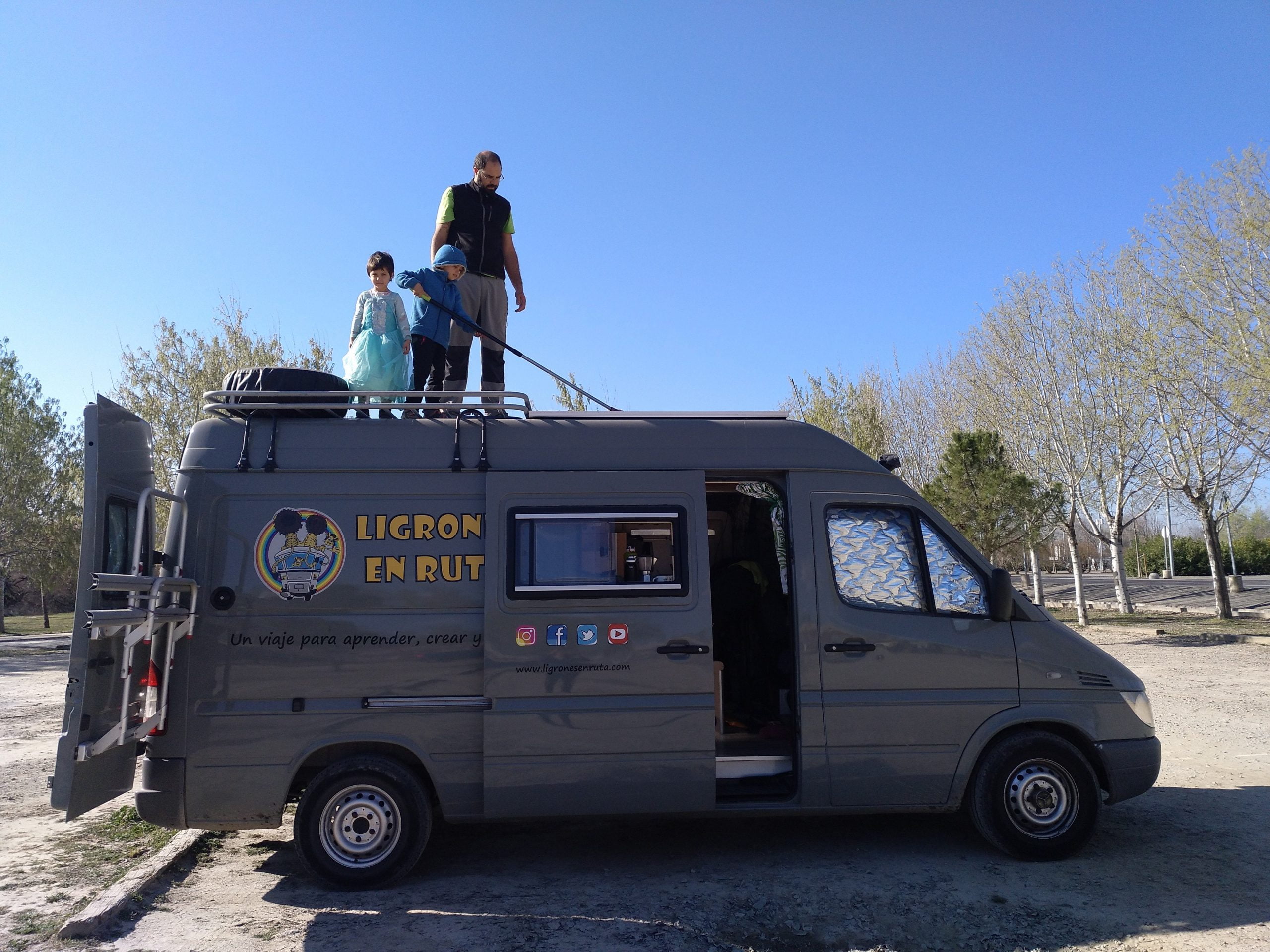 En este momento estás viendo Ligrones en ruta. Cómo viajar en una furgoneta camper solo con billete de ida