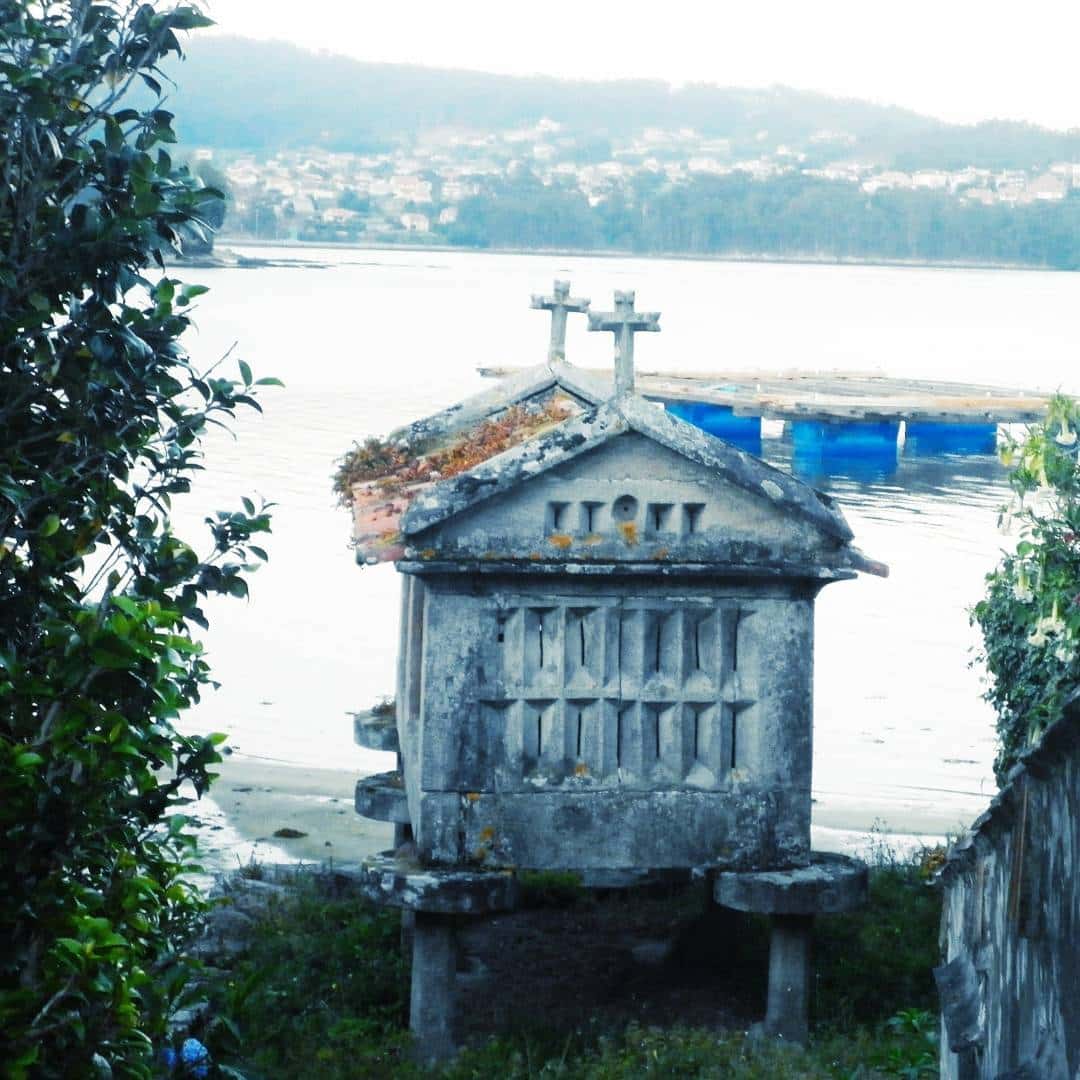 At this moment you are seeing Combarro in a motorhome: in the top of the fishing villages with granaries!