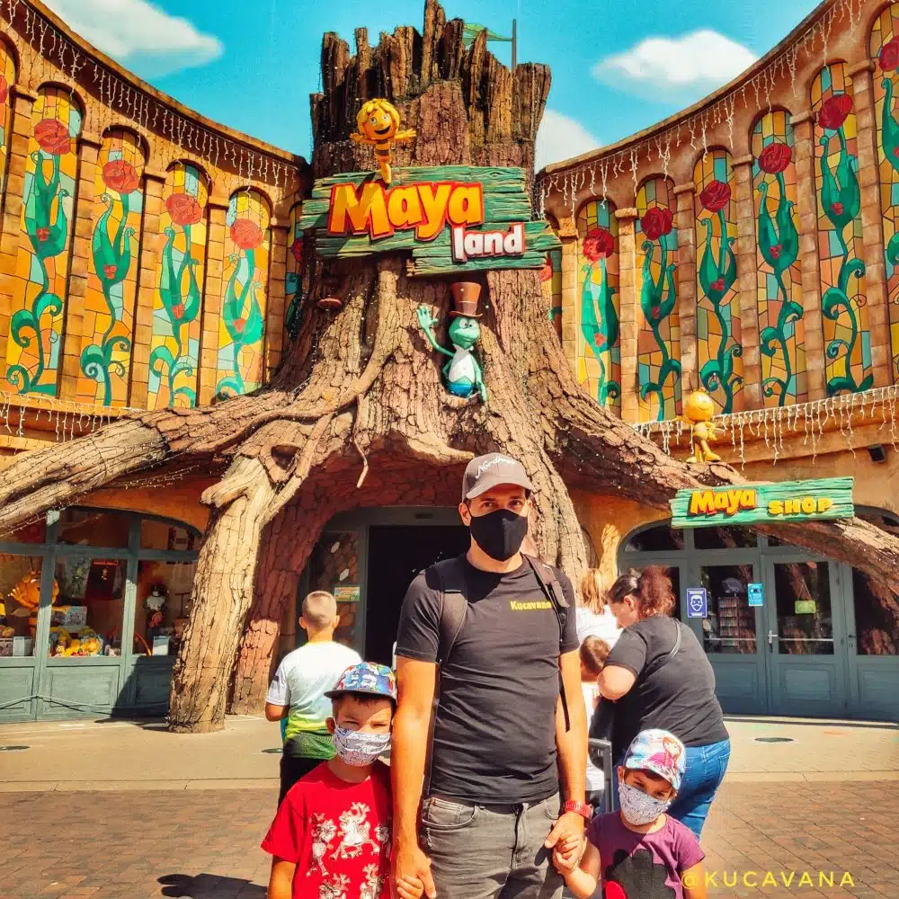 ape maya e Willy con il loro parco divertimenti