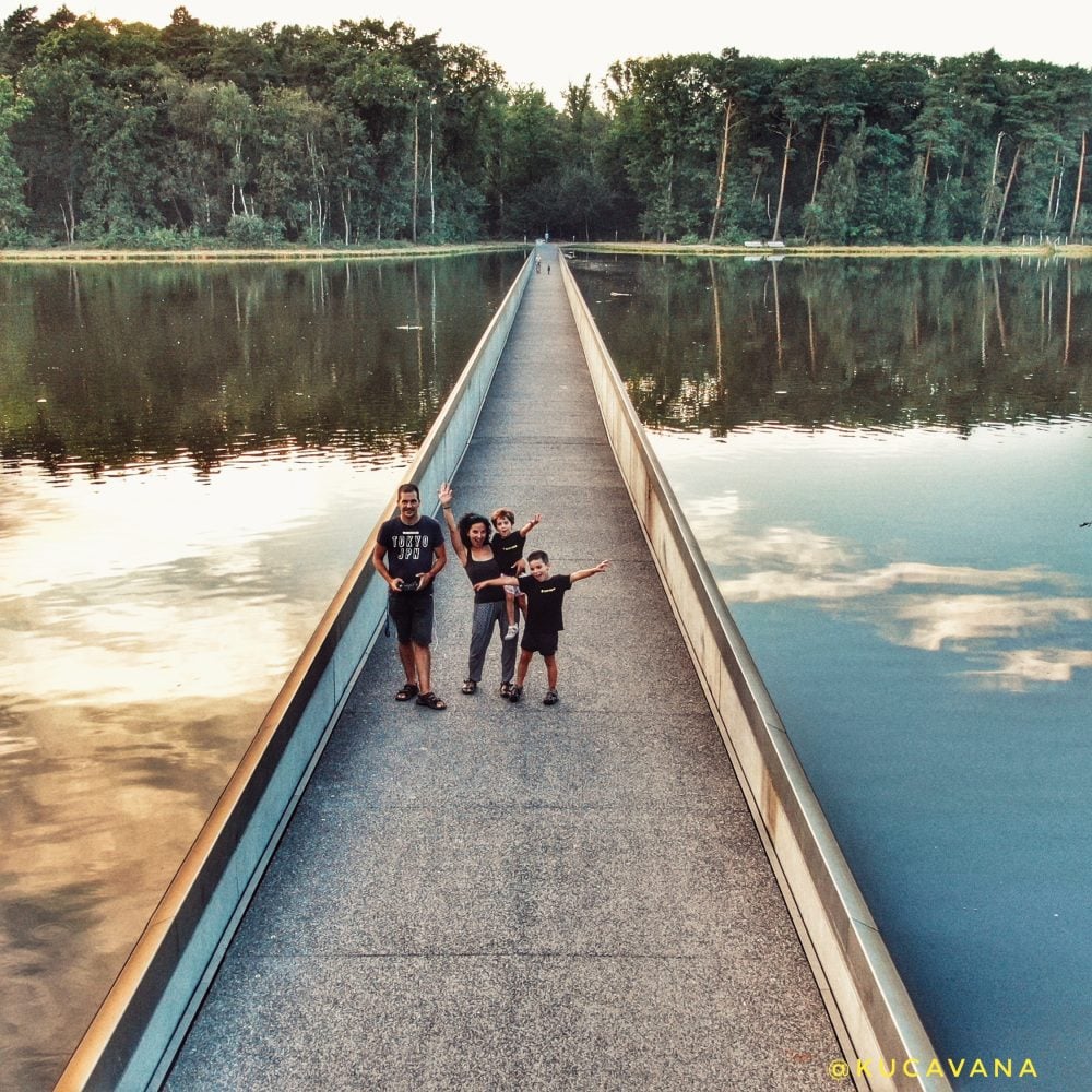 Radwege in Belgien. Radfahren durch das Wasser Bokrejik