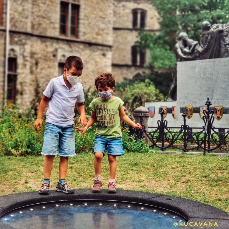 gentiluomo con i bambini