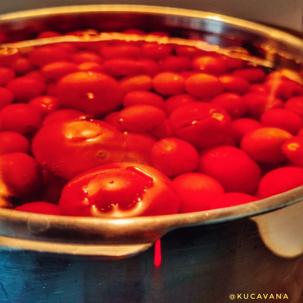 Comment faire une confiture de tomates: Étape 1 blanchir les tomates