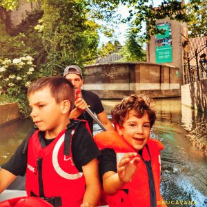 Gouda Holanda con niños a través de sus canales en canoa