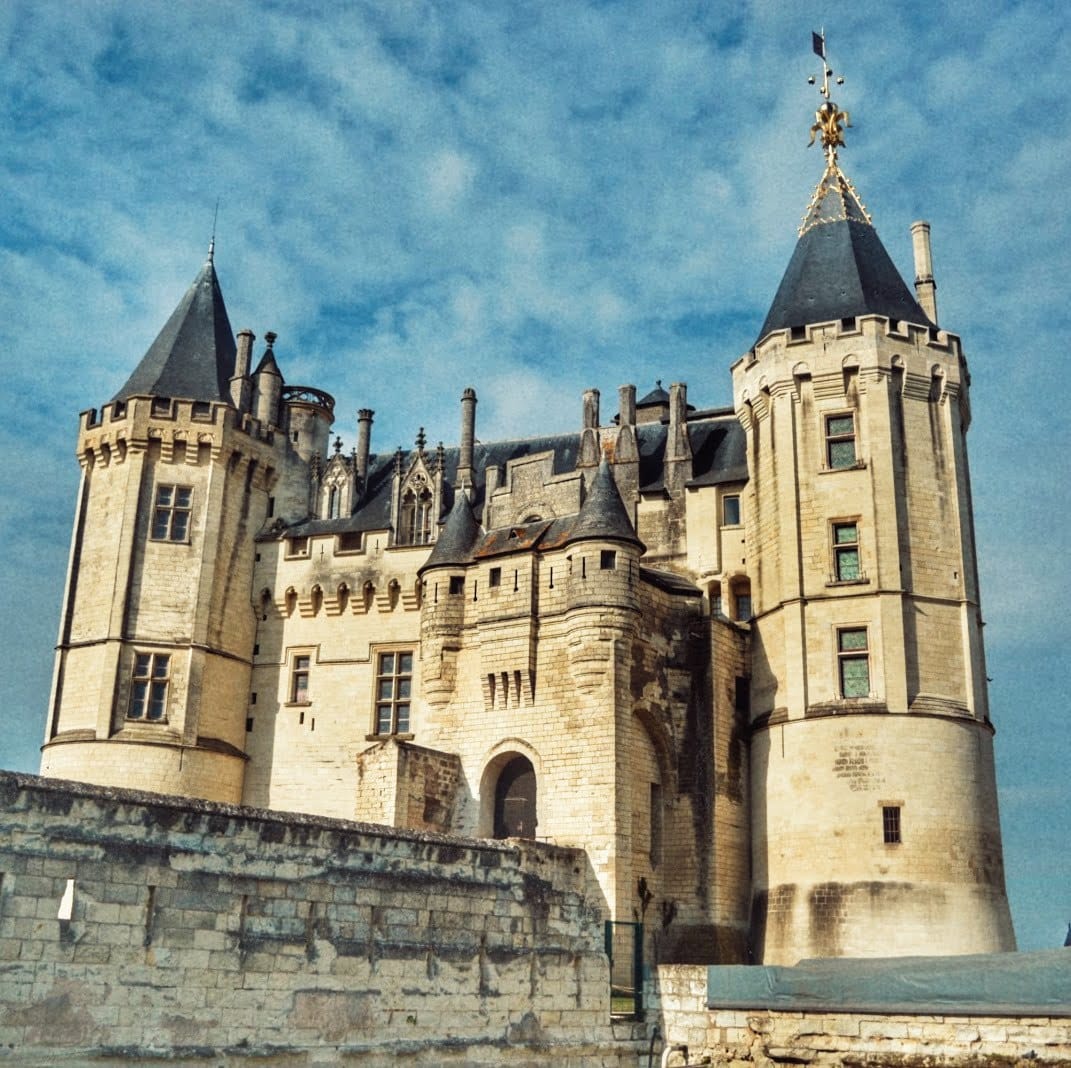 At this moment you are seeing Castles of the Loire, a route and the first stop through 9 castles in Saumur