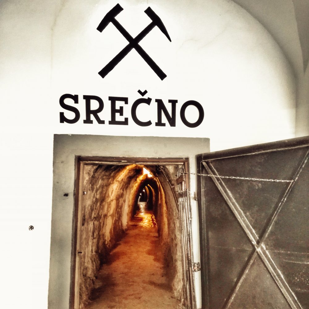 Idrija (museu da mina de mercúrio). Eslovênia em um trailer com crianças