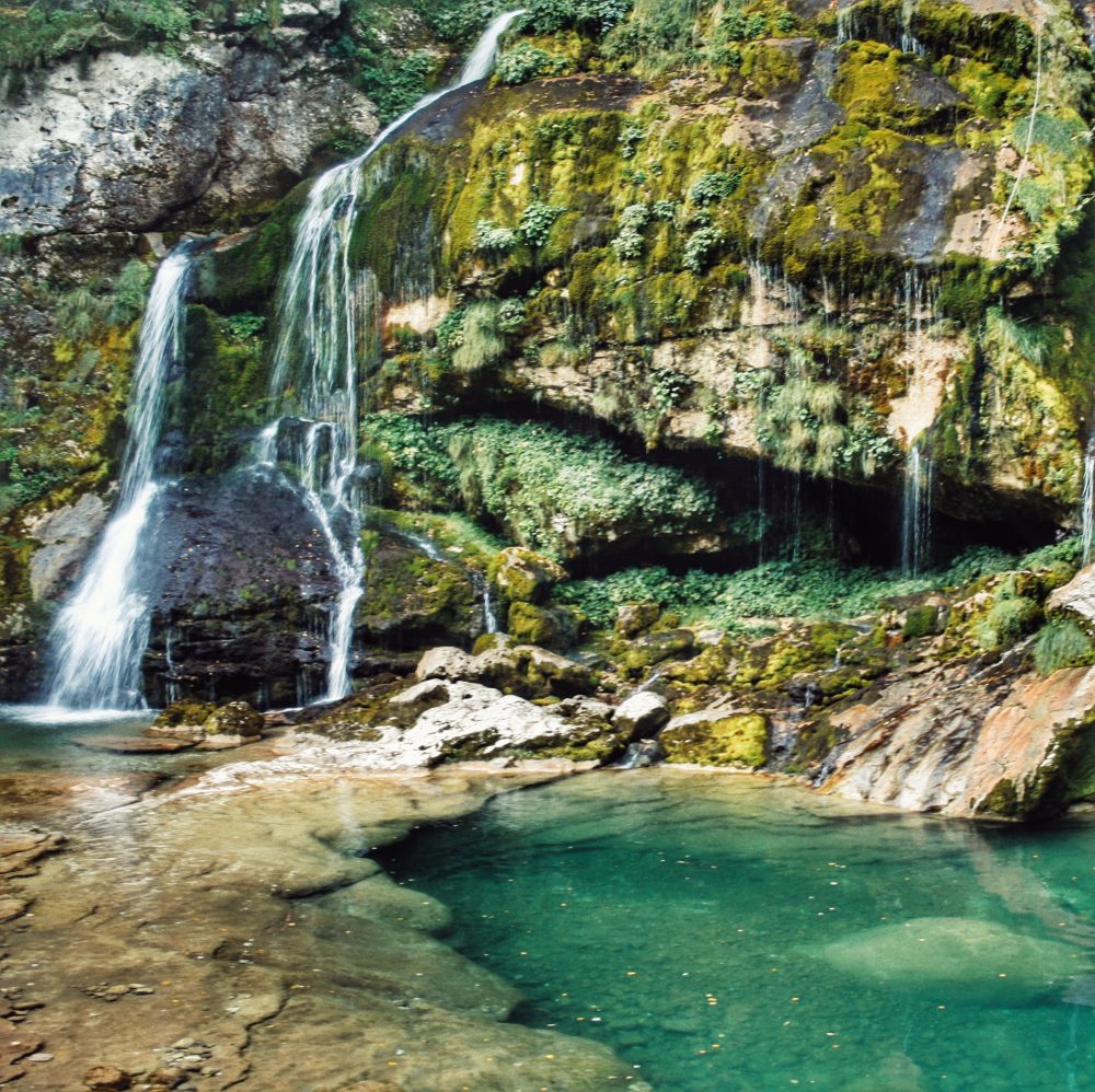 Pluzna (cascades de Virje). Eslovènia a autocaravana