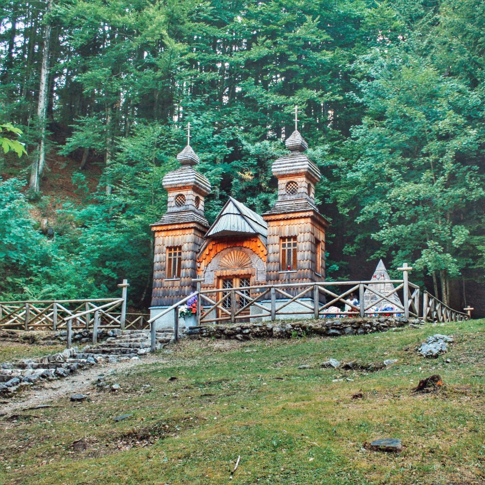 Vrsic Pass (Ruska Kapelica) auf einer Route durch Slowenien mit dem Wohnmobil