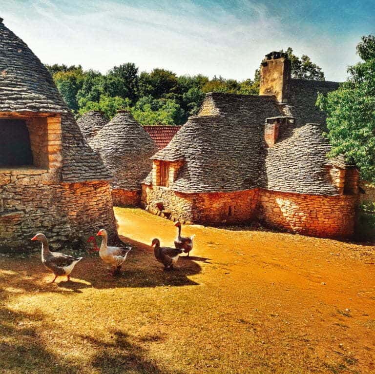 Perigord mit Kindern in einem Wohnmobil. Cabannes de Breuil
