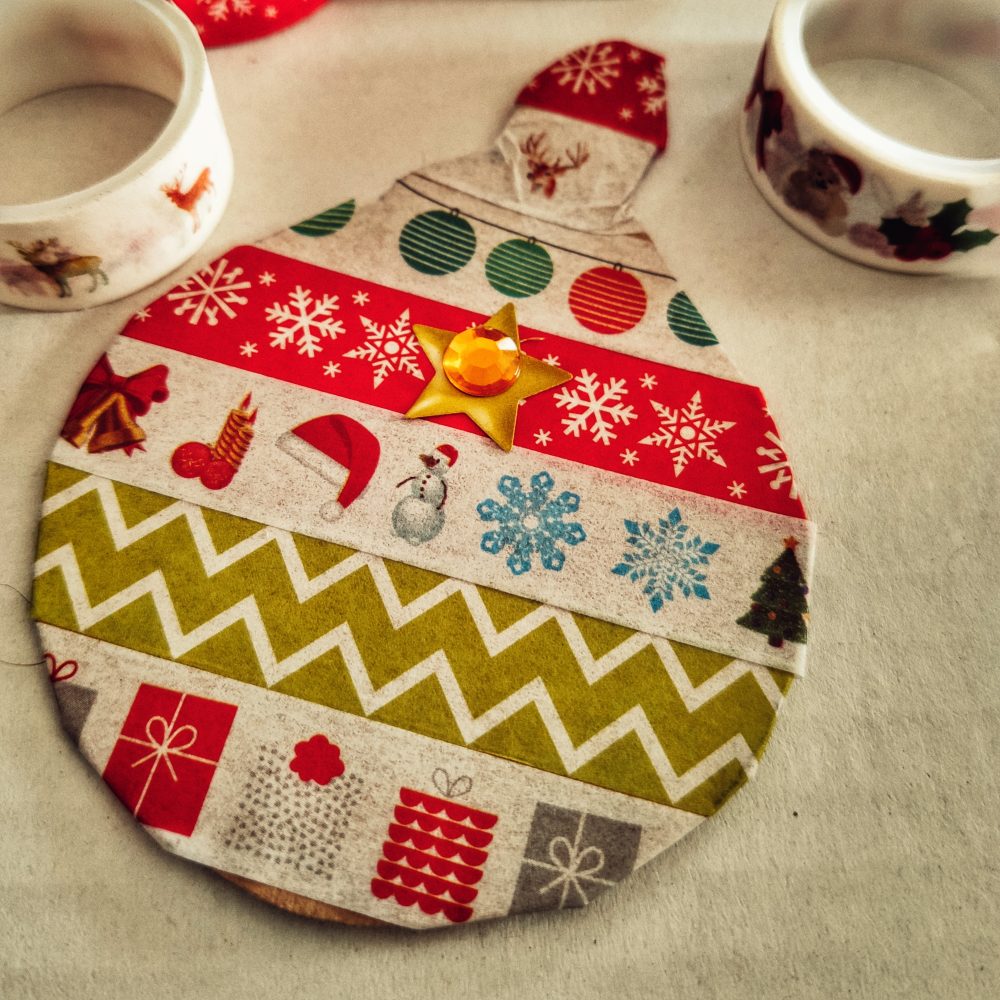 Decoración navideña de cartón como manualidad de Navidad para niños facil
