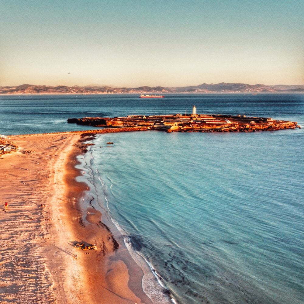 Cadiz mit dem Wohnmobil: Tarifa, der Strand von Los Lances, der der Stadt am nächsten gelegene Teil und im Hintergrund Afrika