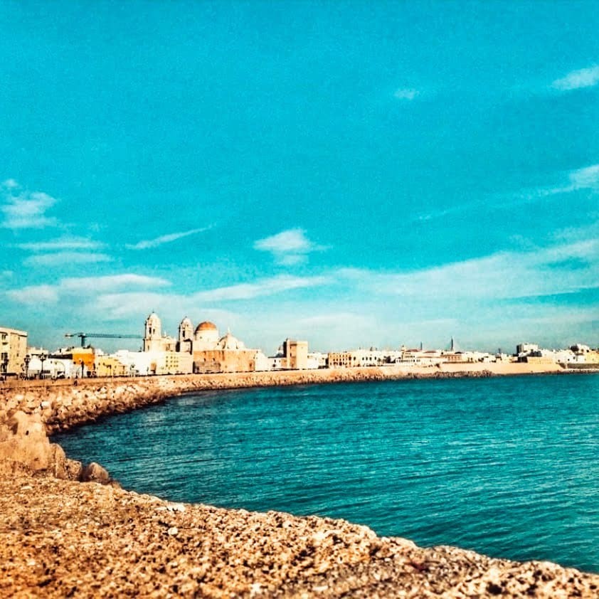 Cádiz mit dem Wohnmobil oder Van. Spaziergang, der an den Malecón von Havanna erinnert, von dem aus Sie das Gewölbe der Kathedrale sehen können