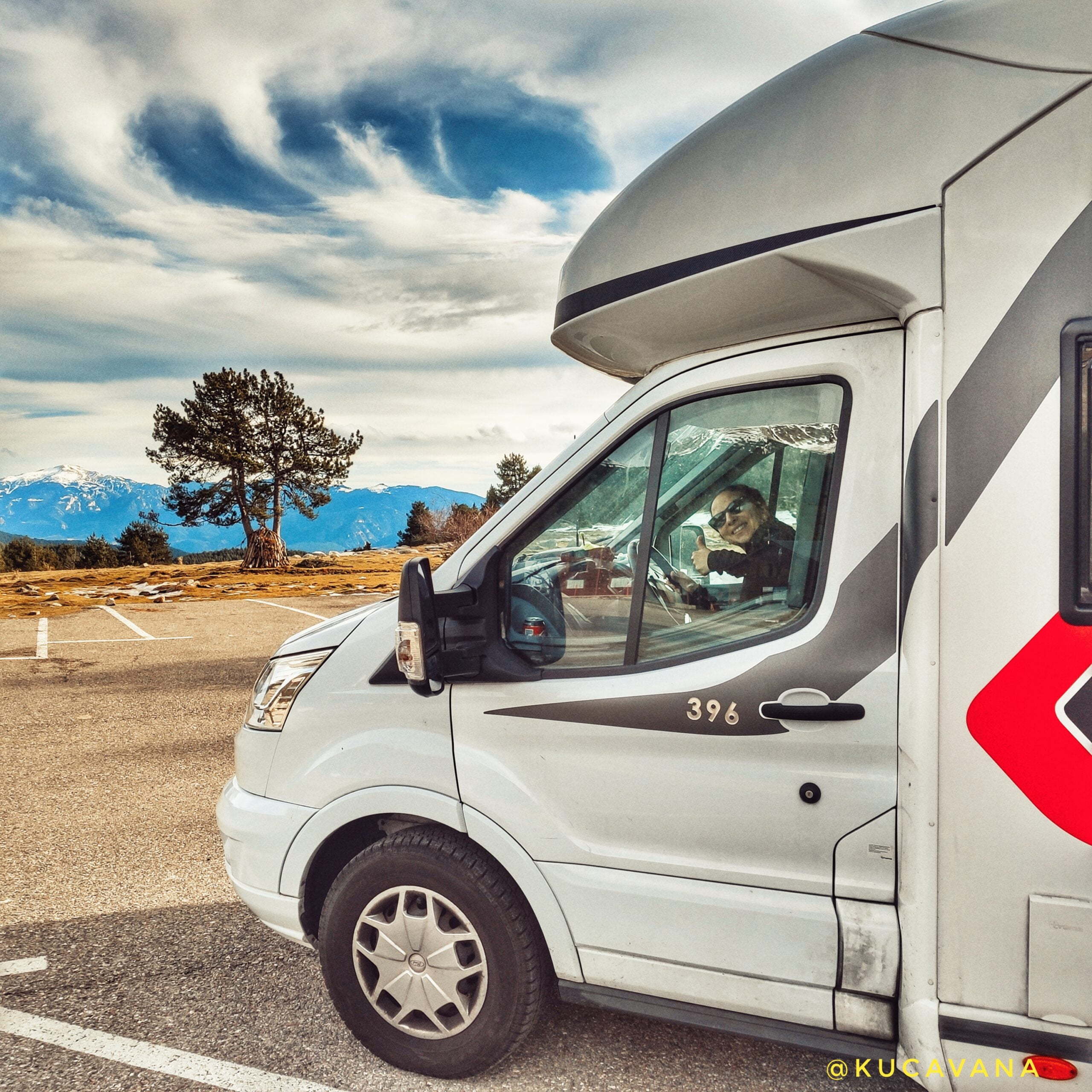 Conducir, aparcar, pernoctar o acampar una autocaravana en España: guía de la normativa, tecnología y más