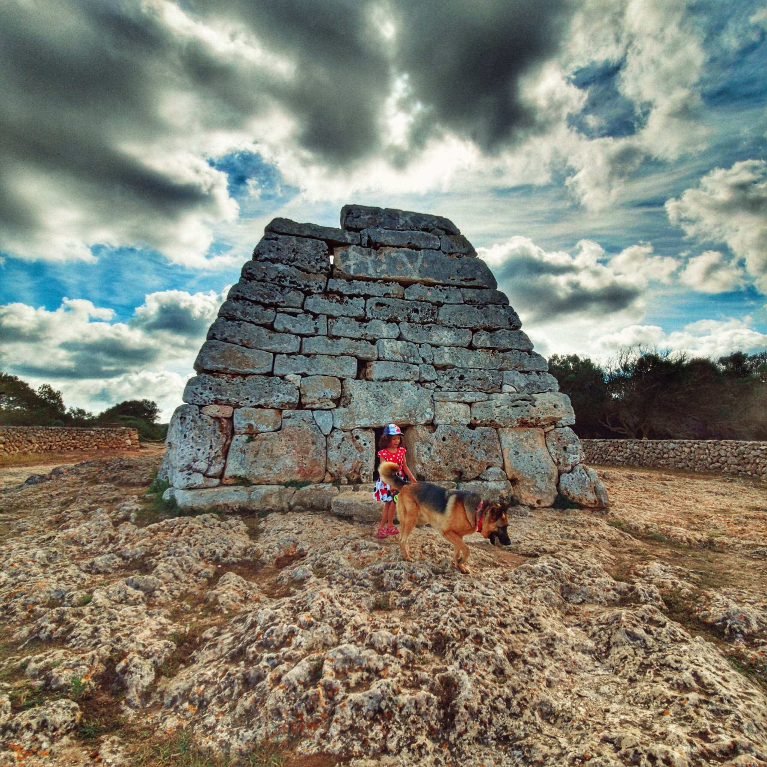 En este momento estás viendo La Naveta des Tudons en autocaravana, el edificio funerario talayótico más grande de la isla de Menorca