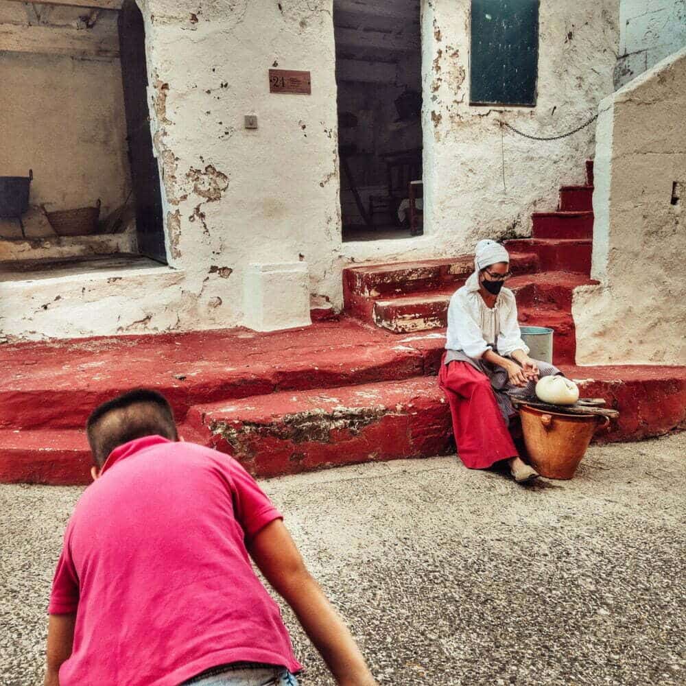 Workshop de confecção do tradicional queijo Mahó na casa-museu de Benissuès