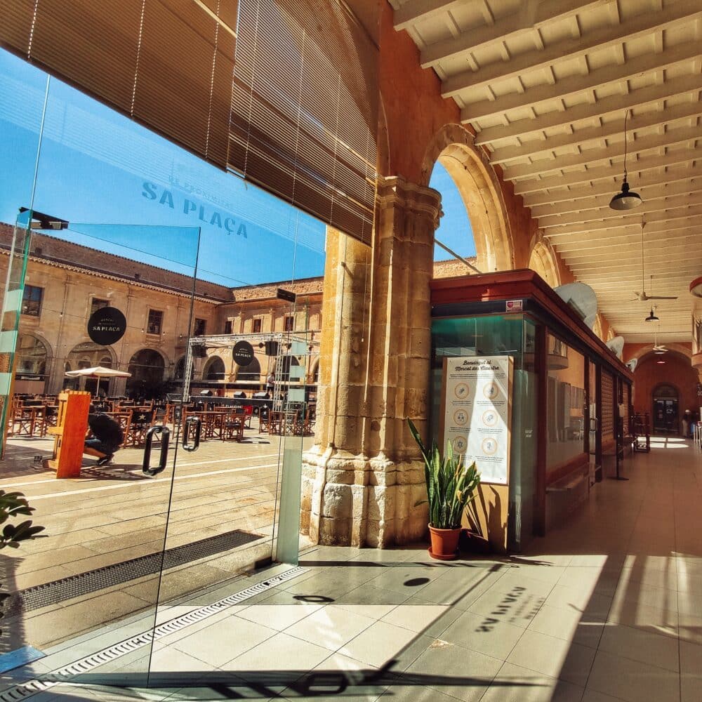 Marché Mahó à l'intérieur d'un ancien couvent