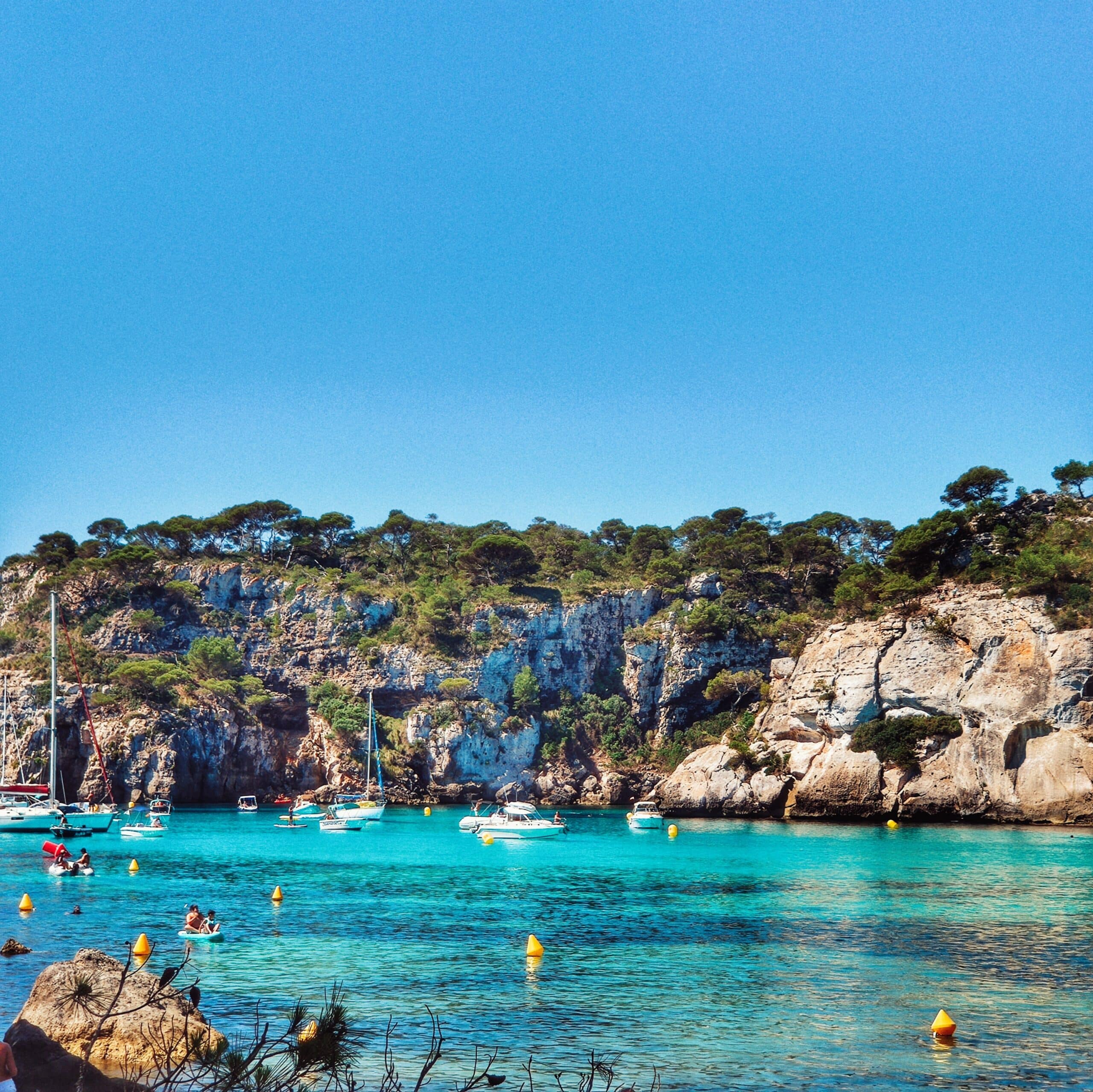 In questo momento stai vedendo Cala Turqueta, Macarelleta e Macarella in un camper, che dicono siano le migliori calette di Minorca, ma anche le più affollate!