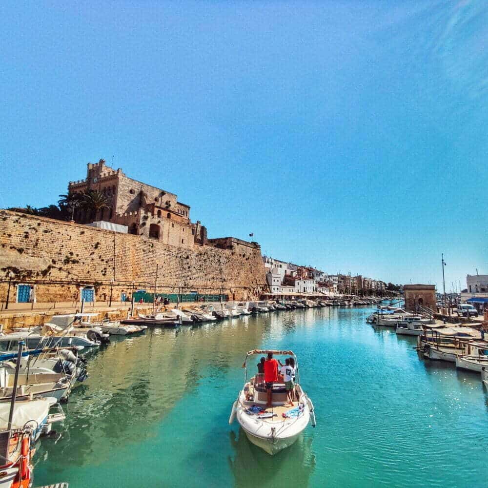 Der Hafen von Ciutadella de Menorca mit dem Wohnmobil