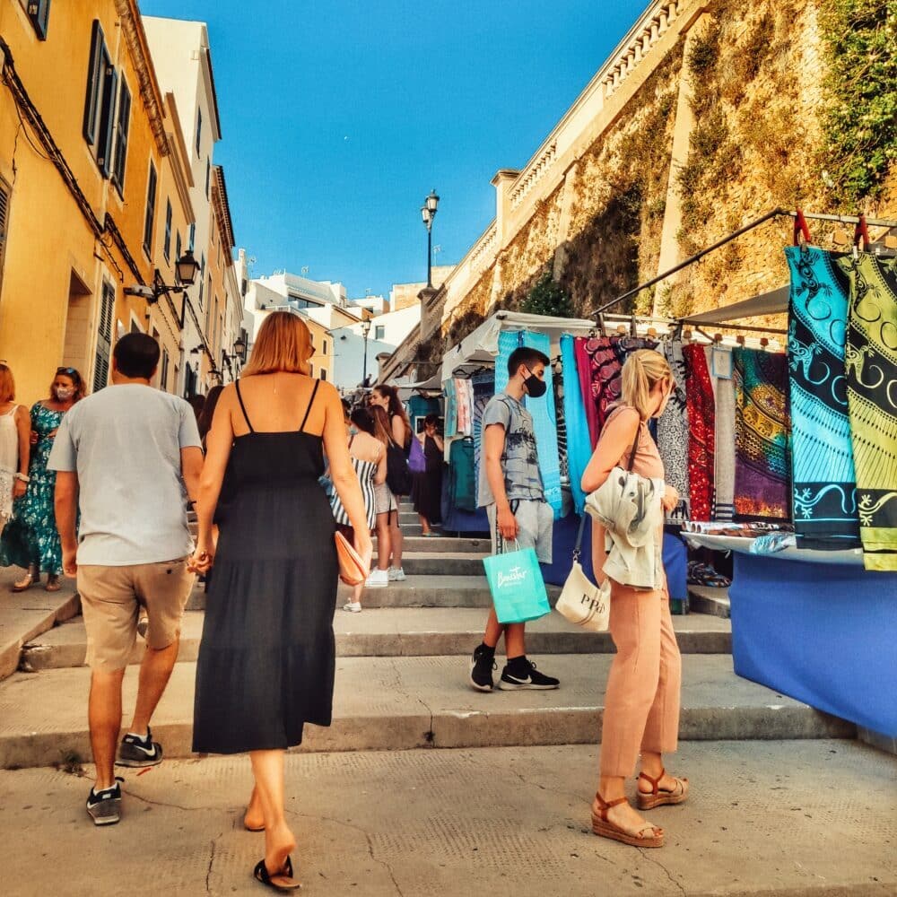 Ciutadella de Menorca calles con mercadillos artesanos