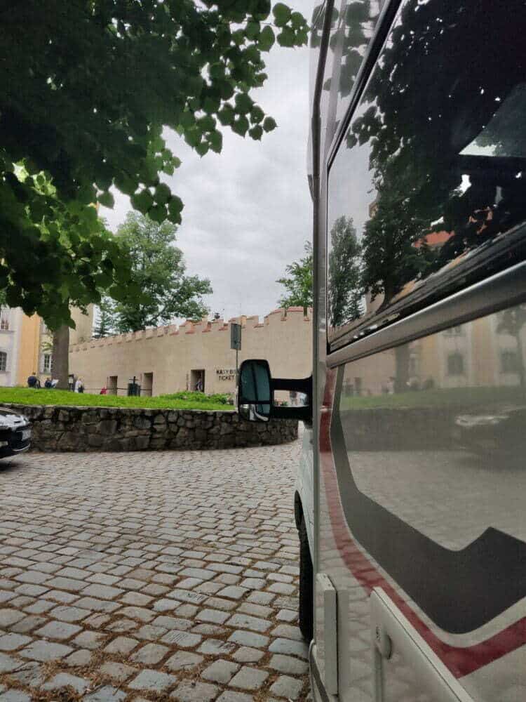 Autocaravana al Castell de Książ a Polònia