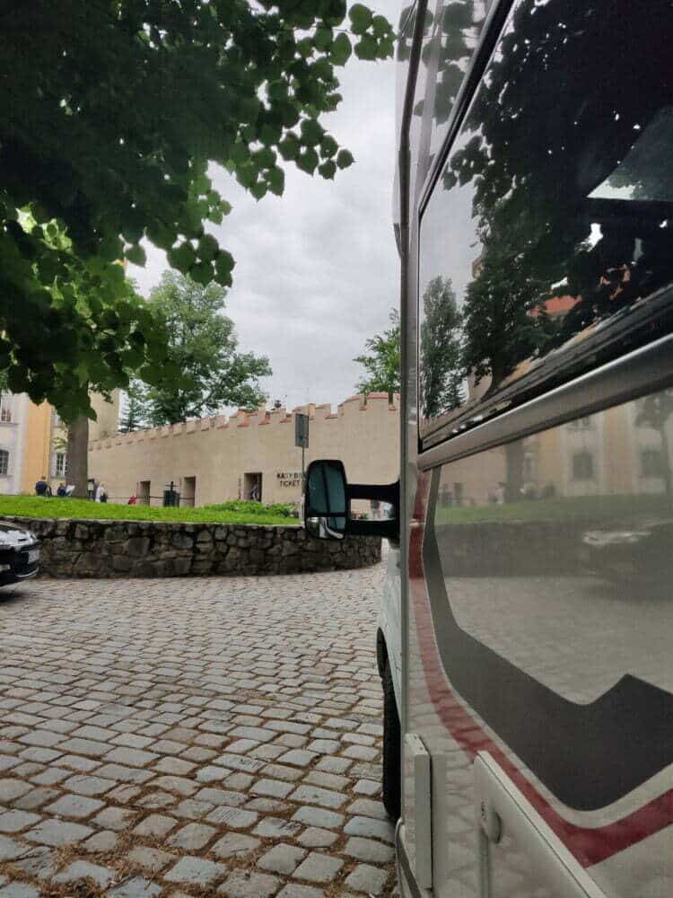 Autocaravana en el Castillo de Książ en Polonia