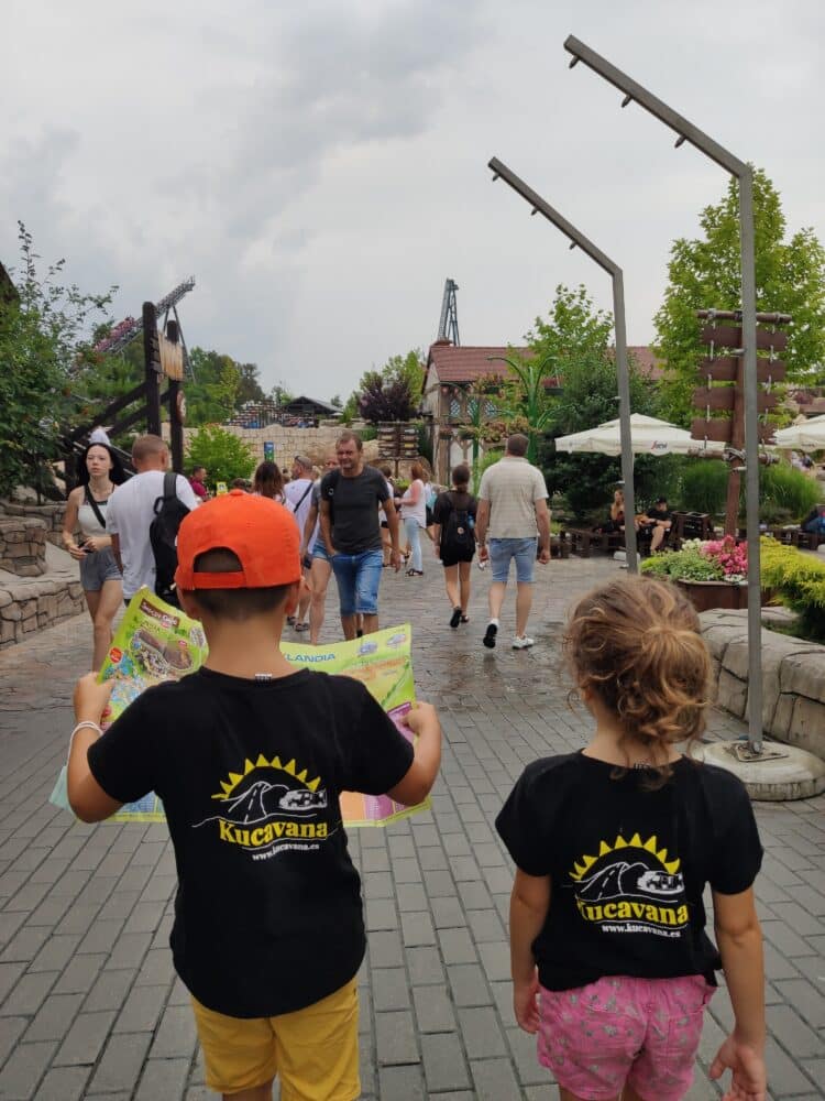 Planification de l'itinéraire à travers le parc d'attractions Energylandia en Pologne