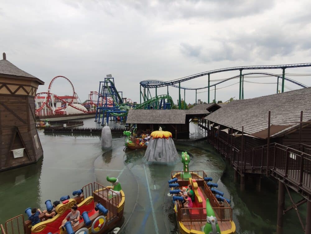 Vistas de las barcas vikingas y montañas rusas de Energylandia Polonia