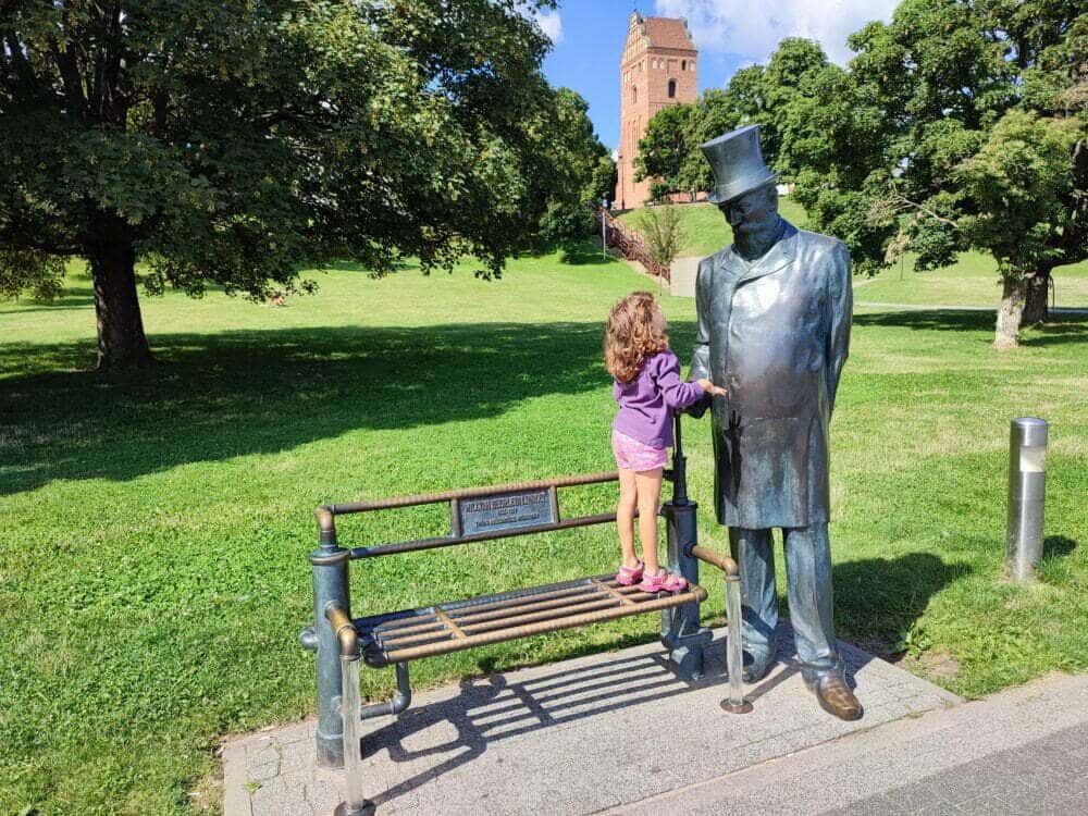 Sculpture à l'inventeur de Varsovie aux fontaines multimédias de Varsovie