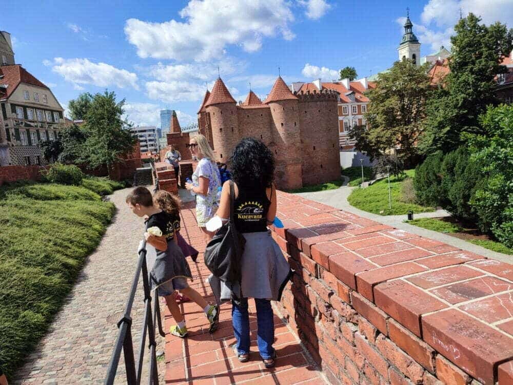 Caminhando pelos Muros de Varsóvia com vista para o Barbacã de Varsóvia