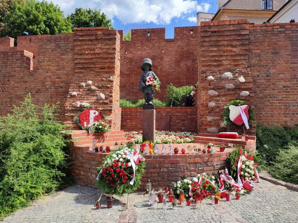 Monument to the boy who grew up in the war in Warsaw