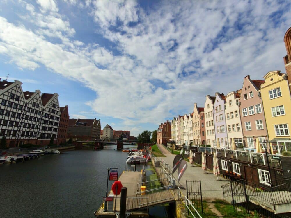 Gdansk, al fondo en la colina edificios derruidos de la II GM