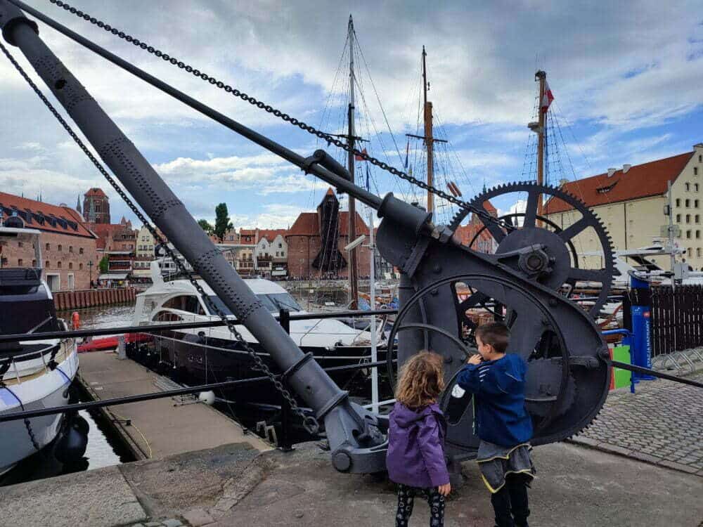 Guindastes marítimos antigos em Gdansk