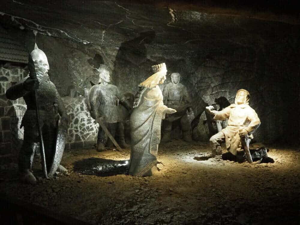 Esculturas de sal de los mineros de la mina de sal en Polonia de Wieliczka