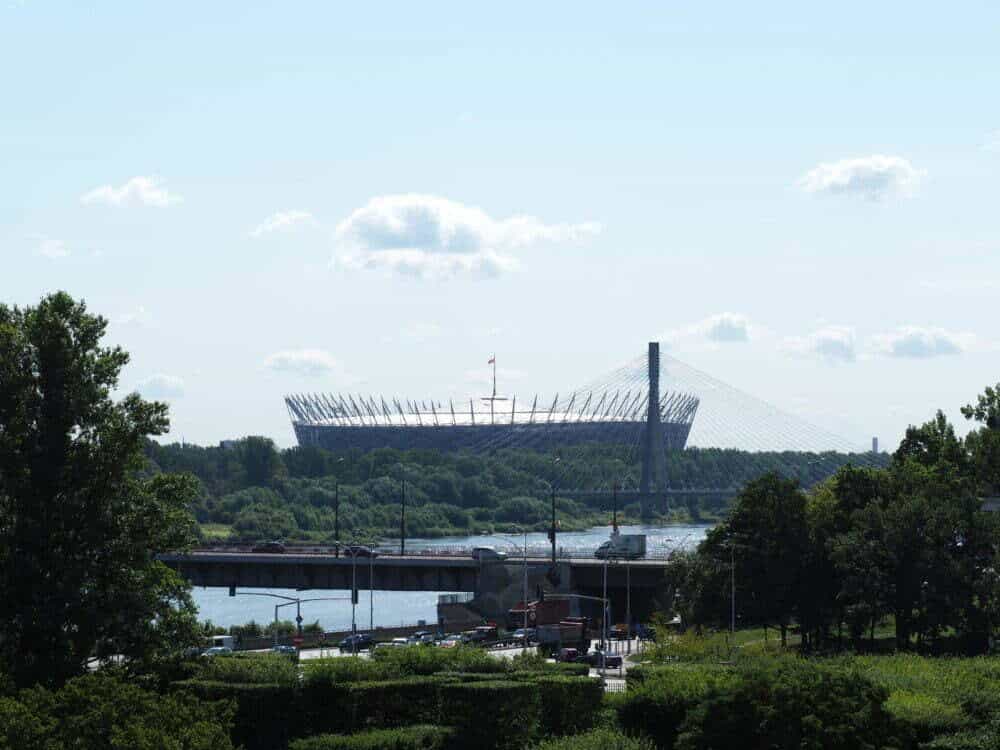 Estadio de futbol detrás del río Vístula