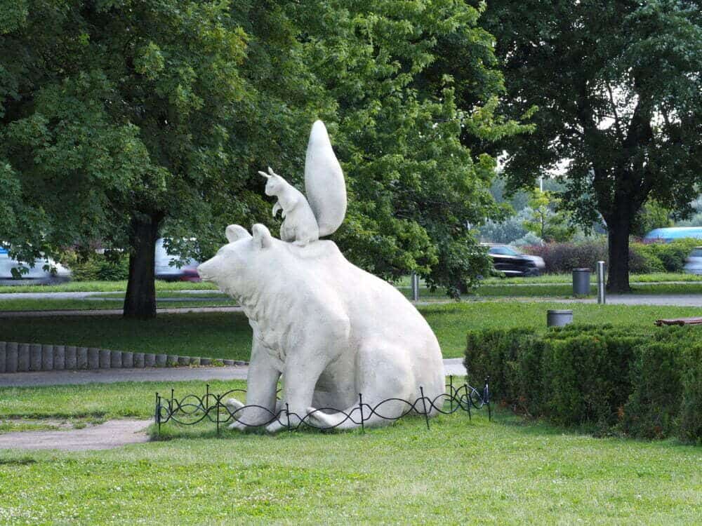 Scultura di orso alle fontane multimediali di Varsavia