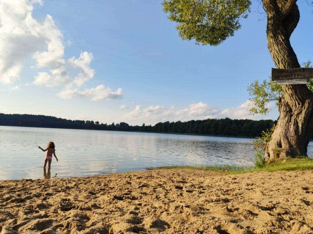 Lago e praia do Camping Tumiany