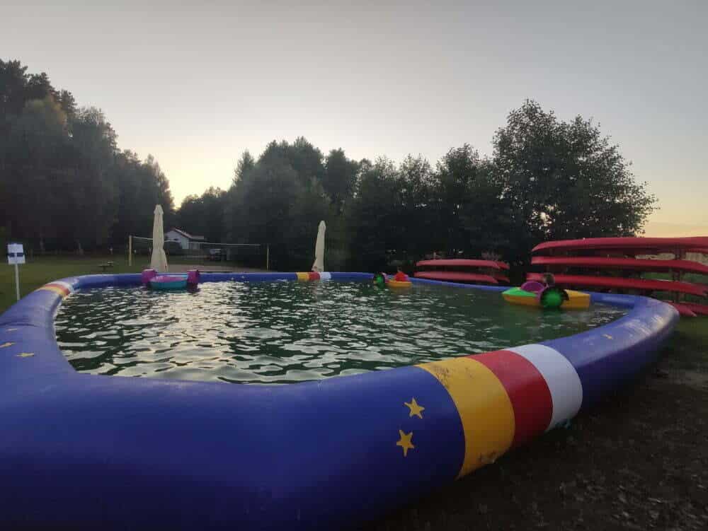 Boote für Kinder auf Camping Tumiany