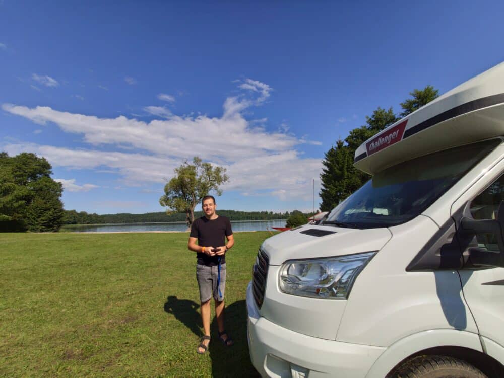 Zona de acampada junto al lago del del Camping Tumiany