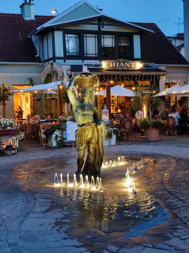 Piazza Sopot con sculture e musica dal vivo