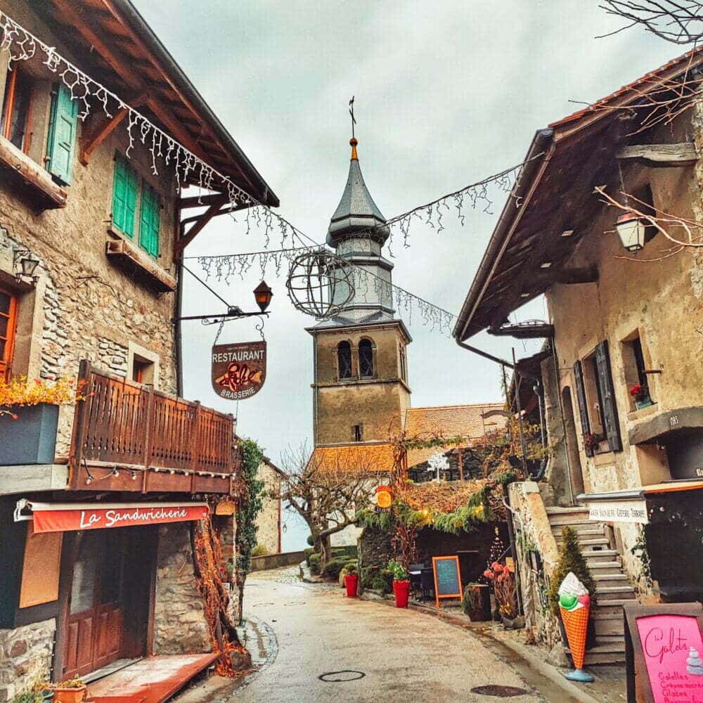 Igreja Yvoire ao fundo